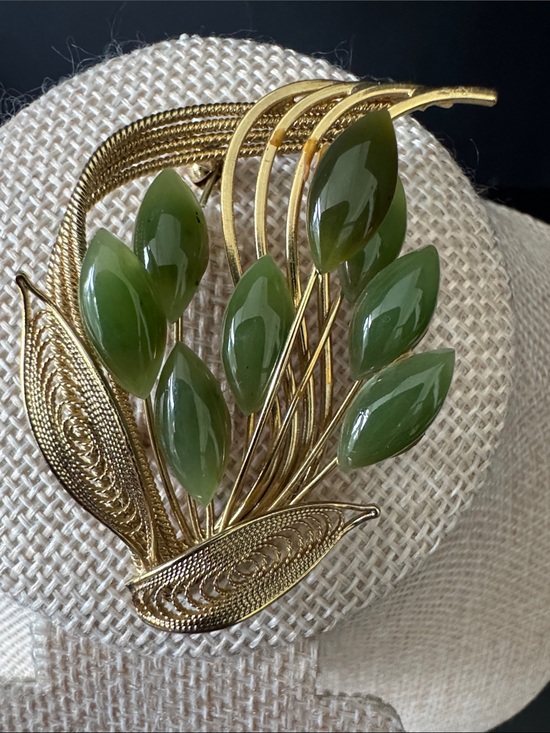 Source Unknown Jewelry - VTG MCM Gold-Tone Spray Floral Brooch, Nephrite Jade 1960s Retro